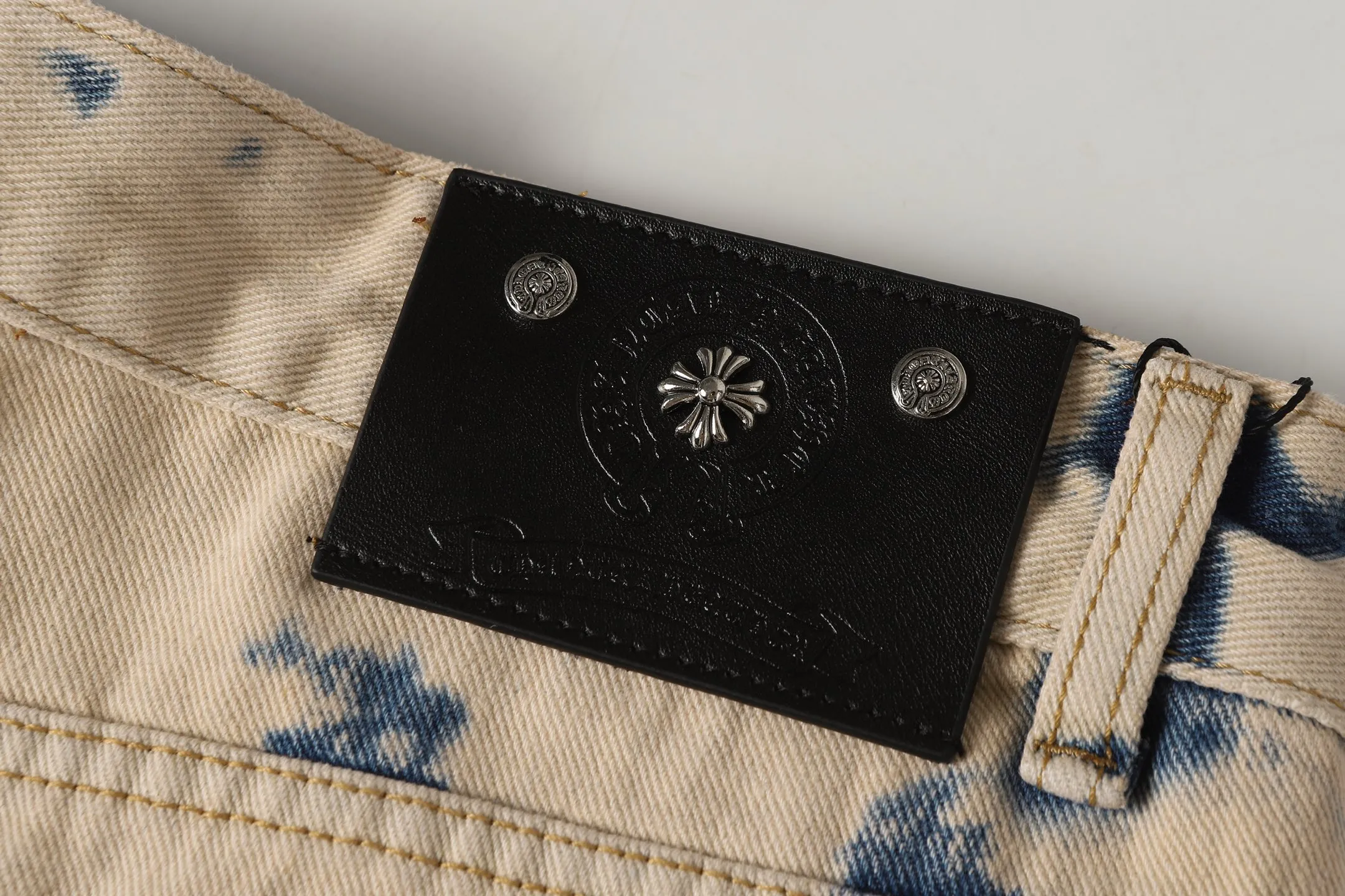 P310 Cross-border model, please do not place an order if you are pursuing quality - Chrome Hearts/Chrome Heart Cross ✝️ Heavy duty washed jeans, trousers and casual pants with leather embroidery - High weight, high density and high quality. The wool is soft, delicate and skin-friendly. Soft and silky to the touch. Warmth and skin-friendly. - Custom-woven and dyed with no color difference. No matter the fabric or workmanship details, it beats the ordinary version on the market - Hardware zipper accessories are all customized, full of details - Color: Tie-dye -Size: 28 30 32 34 36